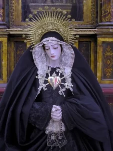 Detalle de puñal de orfebrería en el pecho de la Virgen de los Dolores, Servitas de San Fernando