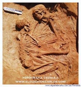 Los enamorados. Restos de enterramientos encontrados en San Fernando y que se le atribuye una antigüedad aproximadamente de 6.000 años. Fotografía cedida por el autor a El Güichi de Carlos.com