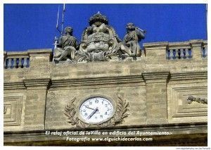 El reloj del Ayuntamiento. El primero de ellos se instaló en el año de 1894 y es el que marca las horas prácticamente a todo el centro de La Isla.- Fotografía de wwww.elguichidecarlos.com