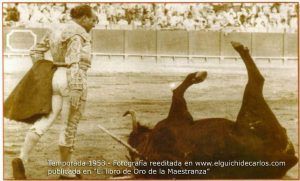El estoque del maestro hacía caer al toro enseguida. Fotografía publicada en "El libro de Oro de la Maestranza". ABC