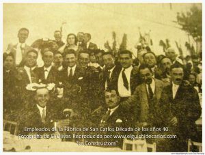 Celebración celebrada por personal que trabajaba en La Fábrica de San Carlos "La Constructora". fotografía publicada en El Olivar y reeditada en www.elguichidecarlos.com