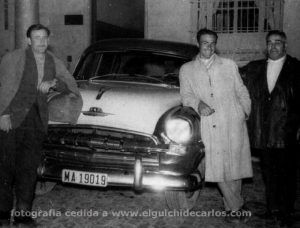 Pedro Tocino -padre- a la derecha, taxista de la Isla junto a los Policía Municipales José Manzano García y Manuel Silva Pelayo, en la antígua parada de taxis -hoy Caja El Monte, puerta del Hotel SalyMar hasta Bazar Sánchez- Fotografía cedida por Manuel Silva Pelayo.