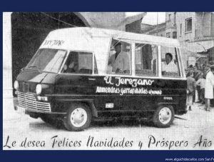 El Jerezano. Este vehículo venía en visitas a La Isla con la venta ambulante de garapiñadas y frutos secos. Fotografía de felicitación de pascuas no realizada en San Fernando.