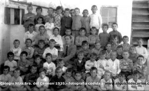 1935 Escuela Ntra.Sra. del Carmen. D. Luis Espósito con los alumnos de la Escuela.De abajo a arriba, el cuarto alumno de la segunda fila de la derecha es José Llerena "El Chato de la Isla". Junto a él (el tercero de la misma fila), se encuentra José, el propietario de la Venta "El 15", con otro familiar que se encuentra situado el primero por la derecha de la tercera fila. El primero por la derecha de la última fila es Asencio de "La Titi". ¿Apareceran algunos más?. Fotografía cedida a www.elguichidecarlos.com