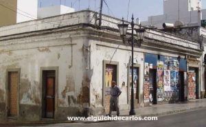 La Tienda Chica ya cerrada en 2004. Junto con fachada de azulejos color azul, el Freidor de San Francisco. Una parte del freidor, en aquellos años era el despacho del zapatero Meco. La casa siguiente fue el domicilio de los padres del maestro Rafael Orteg
