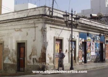 La Tienda Chica ya cerrada en 2004. Junto con fachada de azulejos color azul, el Freidor de San Francisco. Una parte del freidor, en aquellos años era el despacho del zapatero Meco. La casa siguiente fue el domicilio de los padres del maestro Rafael Orteg