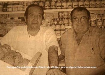 Santiago Espinosa y Eduardo Díaz. Santi es quién en estas fechas a la jubilación de Eduardo regenta "Casa Eduardo". Fotografía publicada en Diario de Cádiz.