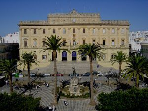 Vista fachada Ayuntamiento y Plaza del Rey San Fernando