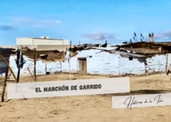 Viviendas en el Manchón de Garrido con la pantalla del Cine Carraca al fondo en San Fernando