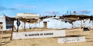 Viviendas en el Manchón de Garrido con la pantalla del Cine Carraca al fondo en San Fernando